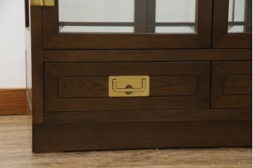 中古　美品　カリモク(karimoku)　domani(ドマーニ)　Morganton(モーガントン)　オーク材　シックな色合いと品のある佇まいが魅力のキャビネット(ガラスケース、キュリオケース、ショーケース、飾り棚、陳列棚、店舗什器)(定価約41万円)(R-064514)
