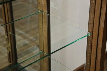 中古　美品　カリモク(karimoku)　domani(ドマーニ)　Morganton(モーガントン)　オーク材　シックな色合いと品のある佇まいが魅力のキャビネット(ガラスケース、キュリオケース、ショーケース、飾り棚、陳列棚、店舗什器)(定価約41万円)(R-064515)