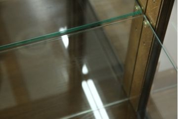 中古　美品　カリモク(karimoku)　domani(ドマーニ)　Morganton(モーガントン)　オーク材　シックな色合いと品のある佇まいが魅力のキャビネット(ガラスケース、キュリオケース、ショーケース、飾り棚、陳列棚、店舗什器)(定価約41万円)(R-064515)