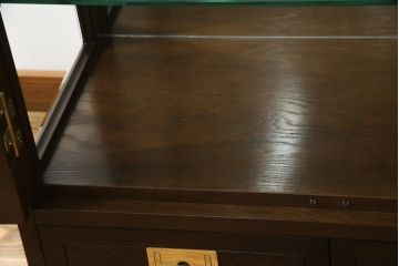 中古　美品　カリモク(karimoku)　domani(ドマーニ)　Morganton(モーガントン)　オーク材　シックな色合いと品のある佇まいが魅力のキャビネット(ガラスケース、キュリオケース、ショーケース、飾り棚、陳列棚、店舗什器)(定価約41万円)(R-064515)
