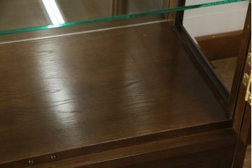 中古　美品　カリモク(karimoku)　domani(ドマーニ)　Morganton(モーガントン)　オーク材　シックな色合いと品のある佇まいが魅力のキャビネット(ガラスケース、キュリオケース、ショーケース、飾り棚、陳列棚、店舗什器)(定価約41万円)(R-064515)