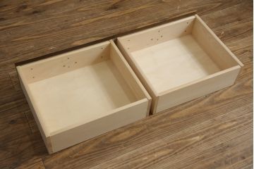 中古　美品　カリモク(karimoku)　domani(ドマーニ)　Morganton(モーガントン)　オーク材　シックな色合いと品のある佇まいが魅力のキャビネット(ガラスケース、キュリオケース、ショーケース、飾り棚、陳列棚、店舗什器)(定価約41万円)(R-064515)