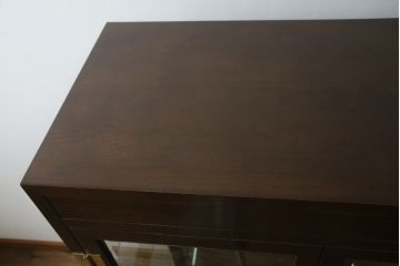 中古　美品　カリモク(karimoku)　domani(ドマーニ)　Morganton(モーガントン)　オーク材　シックな色合いと品のある佇まいが魅力のキャビネット(ガラスケース、キュリオケース、ショーケース、飾り棚、陳列棚、店舗什器)(定価約41万円)(R-064515)