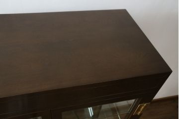 中古　美品　カリモク(karimoku)　domani(ドマーニ)　Morganton(モーガントン)　オーク材　シックな色合いと品のある佇まいが魅力のキャビネット(ガラスケース、キュリオケース、ショーケース、飾り棚、陳列棚、店舗什器)(定価約41万円)(R-064515)