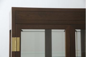 中古　美品　カリモク(karimoku)　domani(ドマーニ)　Morganton(モーガントン)　オーク材　シックな色合いと品のある佇まいが魅力のキャビネット(ガラスケース、キュリオケース、ショーケース、飾り棚、陳列棚、店舗什器)(定価約41万円)(R-064515)