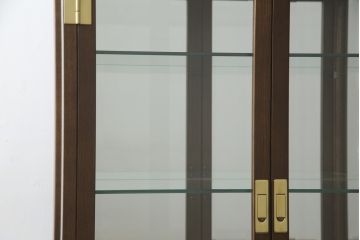 中古　美品　カリモク(karimoku)　domani(ドマーニ)　Morganton(モーガントン)　オーク材　シックな色合いと品のある佇まいが魅力のキャビネット(ガラスケース、キュリオケース、ショーケース、飾り棚、陳列棚、店舗什器)(定価約41万円)(R-064515)