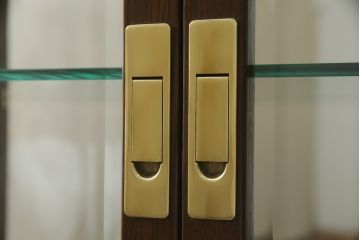 中古　美品　カリモク(karimoku)　domani(ドマーニ)　Morganton(モーガントン)　オーク材　シックな色合いと品のある佇まいが魅力のキャビネット(ガラスケース、キュリオケース、ショーケース、飾り棚、陳列棚、店舗什器)(定価約41万円)(R-064515)