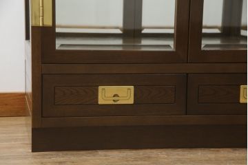 中古　美品　カリモク(karimoku)　domani(ドマーニ)　Morganton(モーガントン)　オーク材　シックな色合いと品のある佇まいが魅力のキャビネット(ガラスケース、キュリオケース、ショーケース、飾り棚、陳列棚、店舗什器)(定価約41万円)(R-064515)