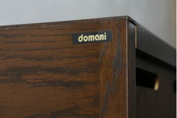 中古　美品　カリモク(karimoku)　domani(ドマーニ)　Morganton(モーガントン)　オーク材　シックな色合いと品のある佇まいが魅力のキャビネット(ガラスケース、キュリオケース、ショーケース、飾り棚、陳列棚、店舗什器)(定価約41万円)(R-064516)