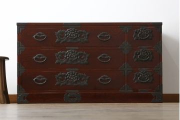 中古　美品　岩谷堂箪笥　丁寧な造りの手打ち金具が目を惹くサイドチェスト(サイドボード、和タンス、収納箪笥、引き出し、整理箪笥)(R-064517)