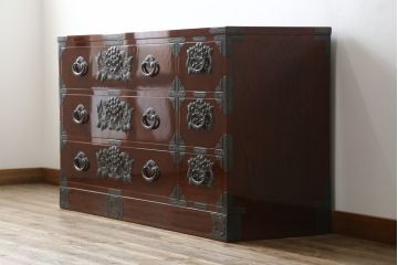 中古　美品　岩谷堂箪笥　丁寧な造りの手打ち金具が目を惹くサイドチェスト(サイドボード、和タンス、収納箪笥、引き出し、整理箪笥)(R-064517)