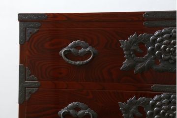 中古　美品　岩谷堂箪笥　丁寧な造りの手打ち金具が目を惹くサイドチェスト(サイドボード、和タンス、収納箪笥、引き出し、整理箪笥)(R-064517)