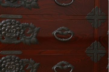 中古　美品　岩谷堂箪笥　丁寧な造りの手打ち金具が目を惹くサイドチェスト(サイドボード、和タンス、収納箪笥、引き出し、整理箪笥)(R-064517)