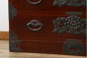 中古　美品　岩谷堂箪笥　丁寧な造りの手打ち金具が目を惹くサイドチェスト(サイドボード、和タンス、収納箪笥、引き出し、整理箪笥)(R-064517)