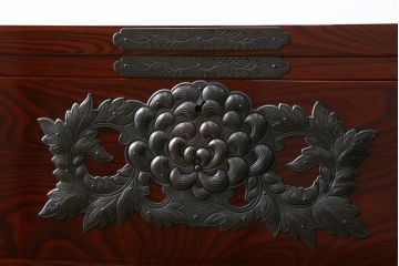 中古　美品　岩谷堂箪笥　丁寧な造りの手打ち金具が目を惹くサイドチェスト(サイドボード、和タンス、収納箪笥、引き出し、整理箪笥)(R-064517)