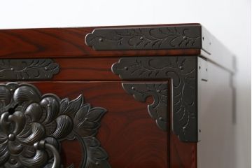 中古　美品　岩谷堂箪笥　丁寧な造りの手打ち金具が目を惹くサイドチェスト(サイドボード、和タンス、収納箪笥、引き出し、整理箪笥)(R-064517)