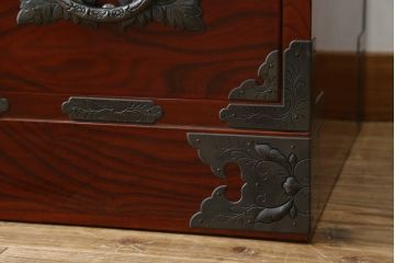 中古　美品　岩谷堂箪笥　丁寧な造りの手打ち金具が目を惹くサイドチェスト(サイドボード、和タンス、収納箪笥、引き出し、整理箪笥)(R-064517)