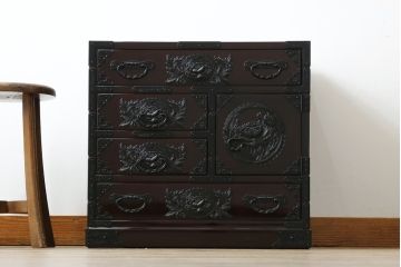 中古　美品　欅産業　木地呂塗り　漆塗り　迫力ある立派な金具が存在感を放つ仙台小箪笥(仙台箪笥、和タンス、収納たんす、引き出し、サイドチェスト)(定価約58万円)(R-064518)