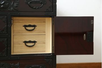中古　美品　欅産業　木地呂塗り　漆塗り　迫力ある立派な金具が存在感を放つ仙台小箪笥(仙台箪笥、和タンス、収納たんす、引き出し、サイドチェスト)(定価約58万円)(R-064518)