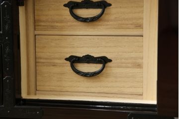 中古　美品　欅産業　木地呂塗り　漆塗り　迫力ある立派な金具が存在感を放つ仙台小箪笥(仙台箪笥、和タンス、収納たんす、引き出し、サイドチェスト)(定価約58万円)(R-064518)