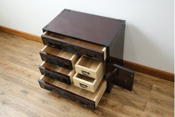中古　美品　欅産業　木地呂塗り　漆塗り　迫力ある立派な金具が存在感を放つ仙台小箪笥(仙台箪笥、和タンス、収納たんす、引き出し、サイドチェスト)(定価約58万円)(R-064518)