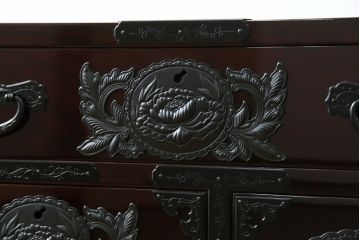 中古　美品　欅産業　木地呂塗り　漆塗り　迫力ある立派な金具が存在感を放つ仙台小箪笥(仙台箪笥、和タンス、収納たんす、引き出し、サイドチェスト)(定価約58万円)(R-064518)