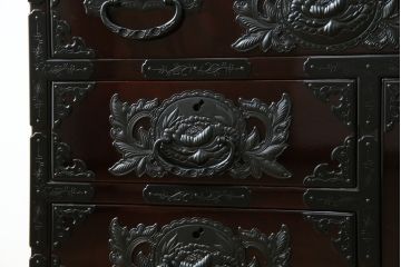 中古　美品　欅産業　木地呂塗り　漆塗り　迫力ある立派な金具が存在感を放つ仙台小箪笥(仙台箪笥、和タンス、収納たんす、引き出し、サイドチェスト)(定価約58万円)(R-064518)