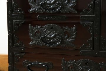 中古　美品　欅産業　木地呂塗り　漆塗り　迫力ある立派な金具が存在感を放つ仙台小箪笥(仙台箪笥、和タンス、収納たんす、引き出し、サイドチェスト)(定価約58万円)(R-064518)
