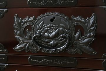 中古　美品　欅産業　木地呂塗り　漆塗り　迫力ある立派な金具が存在感を放つ仙台小箪笥(仙台箪笥、和タンス、収納たんす、引き出し、サイドチェスト)(定価約58万円)(R-064518)