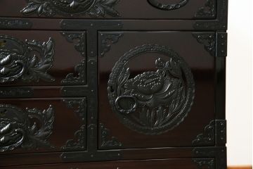 中古　美品　欅産業　木地呂塗り　漆塗り　迫力ある立派な金具が存在感を放つ仙台小箪笥(仙台箪笥、和タンス、収納たんす、引き出し、サイドチェスト)(定価約58万円)(R-064518)