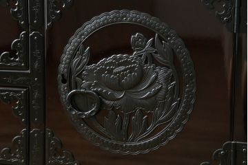 中古　美品　欅産業　木地呂塗り　漆塗り　迫力ある立派な金具が存在感を放つ仙台小箪笥(仙台箪笥、和タンス、収納たんす、引き出し、サイドチェスト)(定価約58万円)(R-064518)