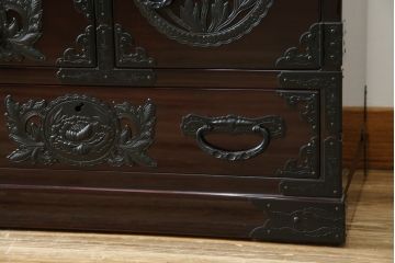 中古　美品　欅産業　木地呂塗り　漆塗り　迫力ある立派な金具が存在感を放つ仙台小箪笥(仙台箪笥、和タンス、収納たんす、引き出し、サイドチェスト)(定価約58万円)(R-064518)