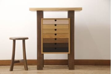 中古　美品　国産　北海道旭川産　分厚い無垢材　グラデーションカラーがお洒落な天板の脚付きサイドチェスト(サイドテーブル、小引き出し、花台、カフェテーブル、コーヒーテーブル)(R-064520)