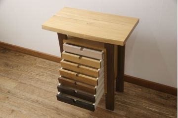 中古　美品　国産　北海道旭川産　分厚い無垢材　グラデーションカラーがお洒落な天板の脚付きサイドチェスト(サイドテーブル、小引き出し、花台、カフェテーブル、コーヒーテーブル)(R-064520)