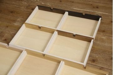 中古　美品　国産　北海道旭川産　分厚い無垢材　グラデーションカラーがお洒落な天板の脚付きサイドチェスト(サイドテーブル、小引き出し、花台、カフェテーブル、コーヒーテーブル)(R-064520)