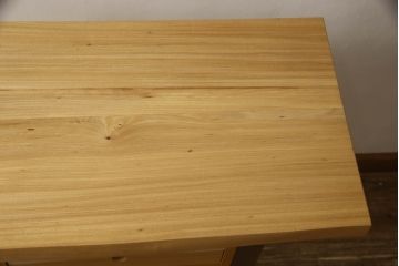 中古　美品　国産　北海道旭川産　分厚い無垢材　グラデーションカラーがお洒落な天板の脚付きサイドチェスト(サイドテーブル、小引き出し、花台、カフェテーブル、コーヒーテーブル)(R-064520)