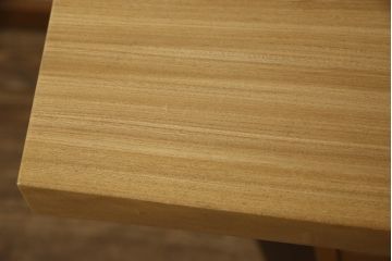 中古　美品　国産　北海道旭川産　分厚い無垢材　グラデーションカラーがお洒落な天板の脚付きサイドチェスト(サイドテーブル、小引き出し、花台、カフェテーブル、コーヒーテーブル)(R-064520)