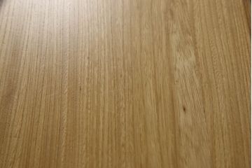 中古　美品　国産　北海道旭川産　分厚い無垢材　グラデーションカラーがお洒落な天板の脚付きサイドチェスト(サイドテーブル、小引き出し、花台、カフェテーブル、コーヒーテーブル)(R-064520)