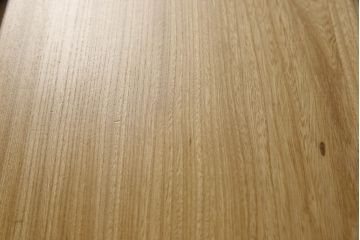 中古　美品　国産　北海道旭川産　分厚い無垢材　グラデーションカラーがお洒落な天板の脚付きサイドチェスト(サイドテーブル、小引き出し、花台、カフェテーブル、コーヒーテーブル)(R-064520)