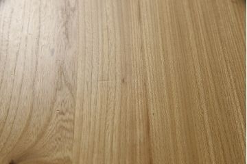 中古　美品　国産　北海道旭川産　分厚い無垢材　グラデーションカラーがお洒落な天板の脚付きサイドチェスト(サイドテーブル、小引き出し、花台、カフェテーブル、コーヒーテーブル)(R-064520)