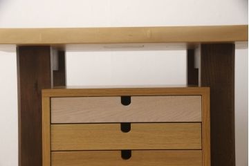 中古　美品　国産　北海道旭川産　分厚い無垢材　グラデーションカラーがお洒落な天板の脚付きサイドチェスト(サイドテーブル、小引き出し、花台、カフェテーブル、コーヒーテーブル)(R-064520)