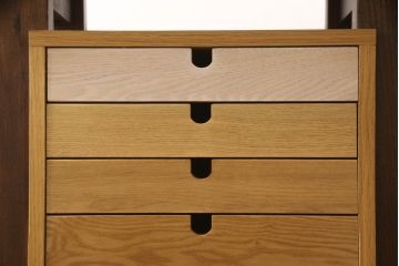 中古　美品　国産　北海道旭川産　分厚い無垢材　グラデーションカラーがお洒落な天板の脚付きサイドチェスト(サイドテーブル、小引き出し、花台、カフェテーブル、コーヒーテーブル)(R-064520)