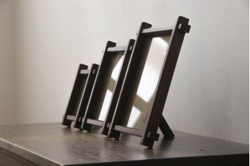 和製ビンテージ　希少な絶版品!!　北海道民芸家具　シックな色合いで落ち着いた空間を演出する写真立て3点セット(フォトフレーム、フォトスタンド、ヴィンテージ)(R-064539)