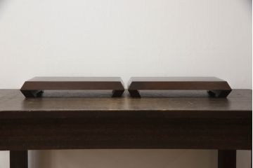 和製ビンテージ　希少な絶版品!!　北海道民芸家具　和洋どちらのお部屋にも取り入れやすい花台と皿立てのセット(飾り台、ディスプレイ雑貨、ヴィンテージ)(R-064540)