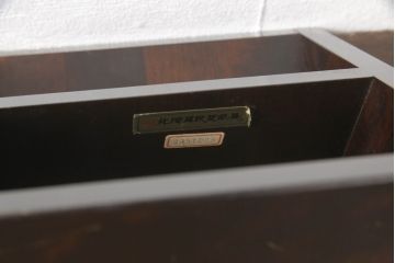 和製ビンテージ　希少な絶版品!!　北海道民芸家具　シックな色合いで落ち着いた空間を演出するHM901 本立てとブックエンドのセット(ブックスタンド、花台、ディスプレイ台、ペン立て、小物収納、卓上収納、飾り棚、ヴィンテージ)(R-064541)