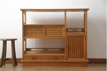 中古　美品　屋久杉　網代(あじろ)・透かし彫り　上品な和の雰囲気を高めてくれる茶棚(飾り棚、違い棚、戸棚、収納棚、サイドボード、網代民芸)(R-064550)