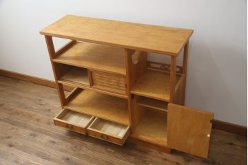 中古　美品　屋久杉　網代(あじろ)・透かし彫り　上品な和の雰囲気を高めてくれる茶棚(飾り棚、違い棚、戸棚、収納棚、サイドボード、網代民芸)(R-064550)