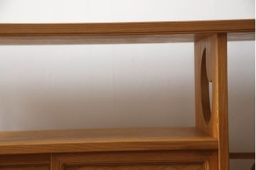 中古　美品　屋久杉　網代(あじろ)・透かし彫り　上品な和の雰囲気を高めてくれる茶棚(飾り棚、違い棚、戸棚、収納棚、サイドボード、網代民芸)(R-064550)