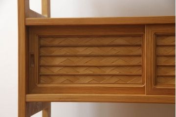 中古　美品　屋久杉　網代(あじろ)・透かし彫り　上品な和の雰囲気を高めてくれる茶棚(飾り棚、違い棚、戸棚、収納棚、サイドボード、網代民芸)(R-064550)