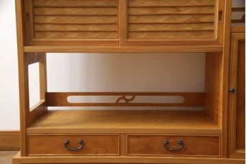 中古　美品　屋久杉　網代(あじろ)・透かし彫り　上品な和の雰囲気を高めてくれる茶棚(飾り棚、違い棚、戸棚、収納棚、サイドボード、網代民芸)(R-064550)